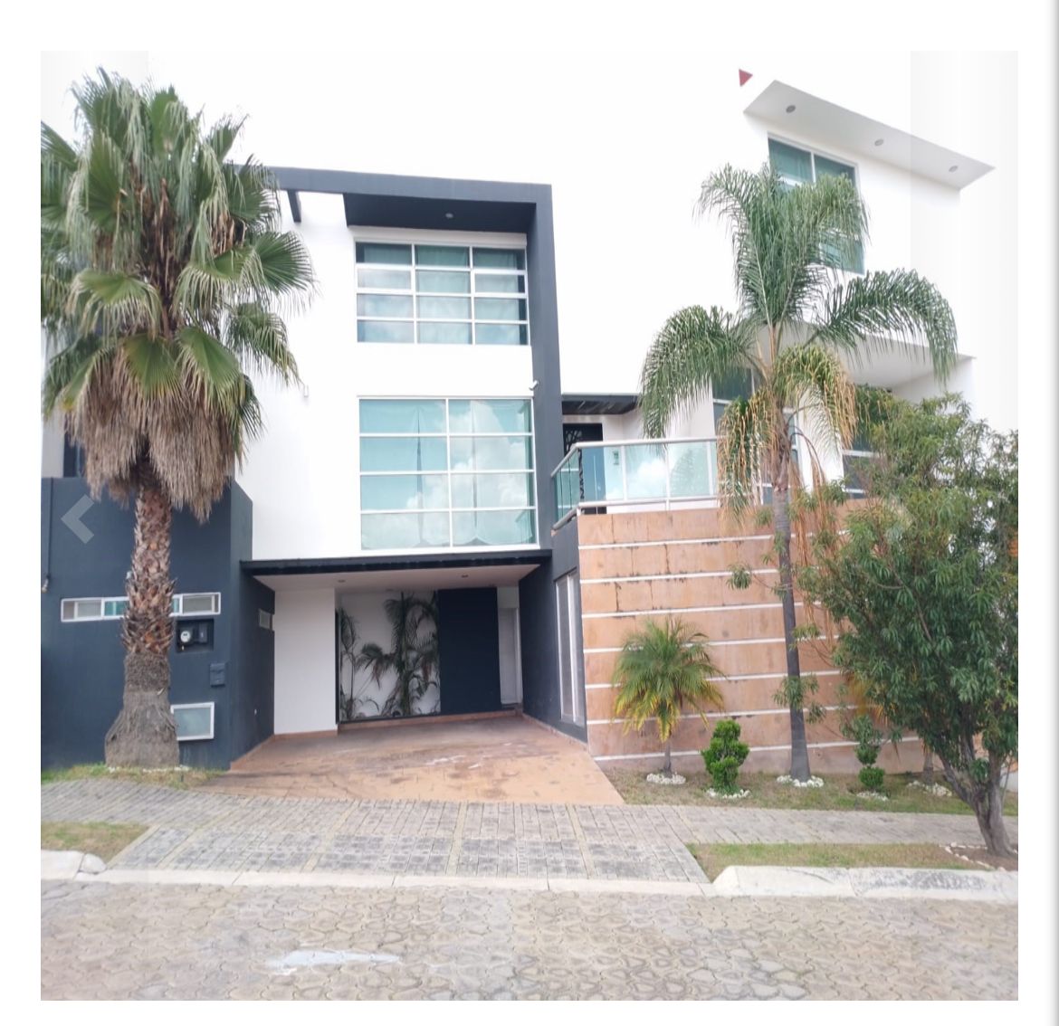 Fachada de la residencia en Lomas de Angelopolis